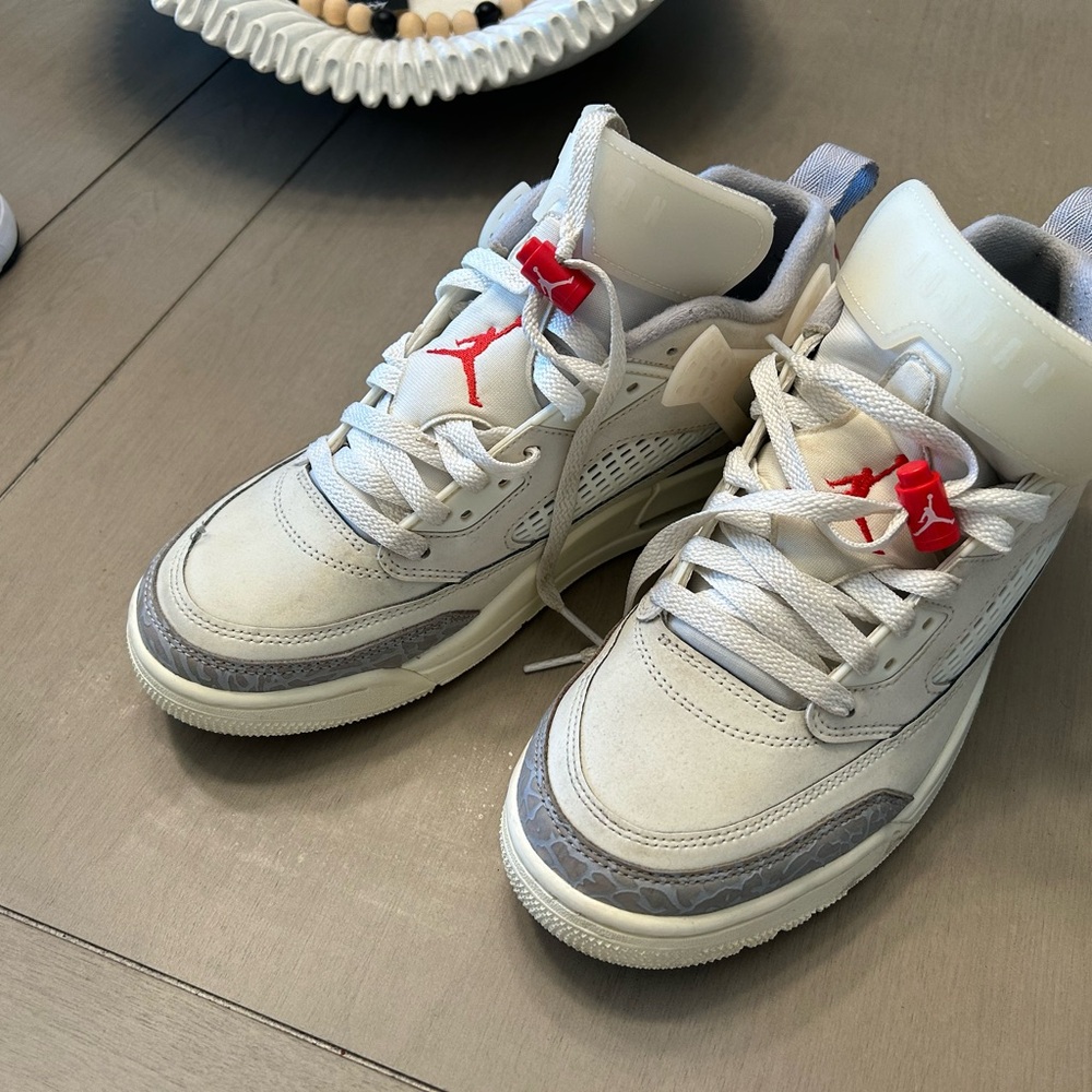 Men Jordan’s White and Gray Sneakers Sz 8